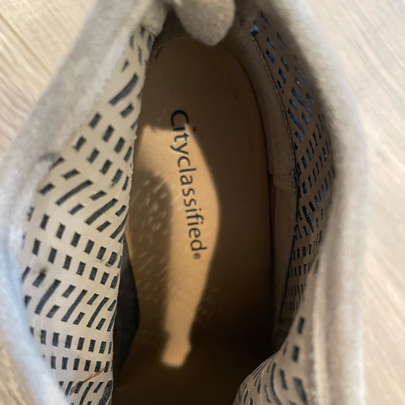 🌆✨ City Classified Taupe Bootie - 9 1/2 ✨🌆 - Picture 5 of 6